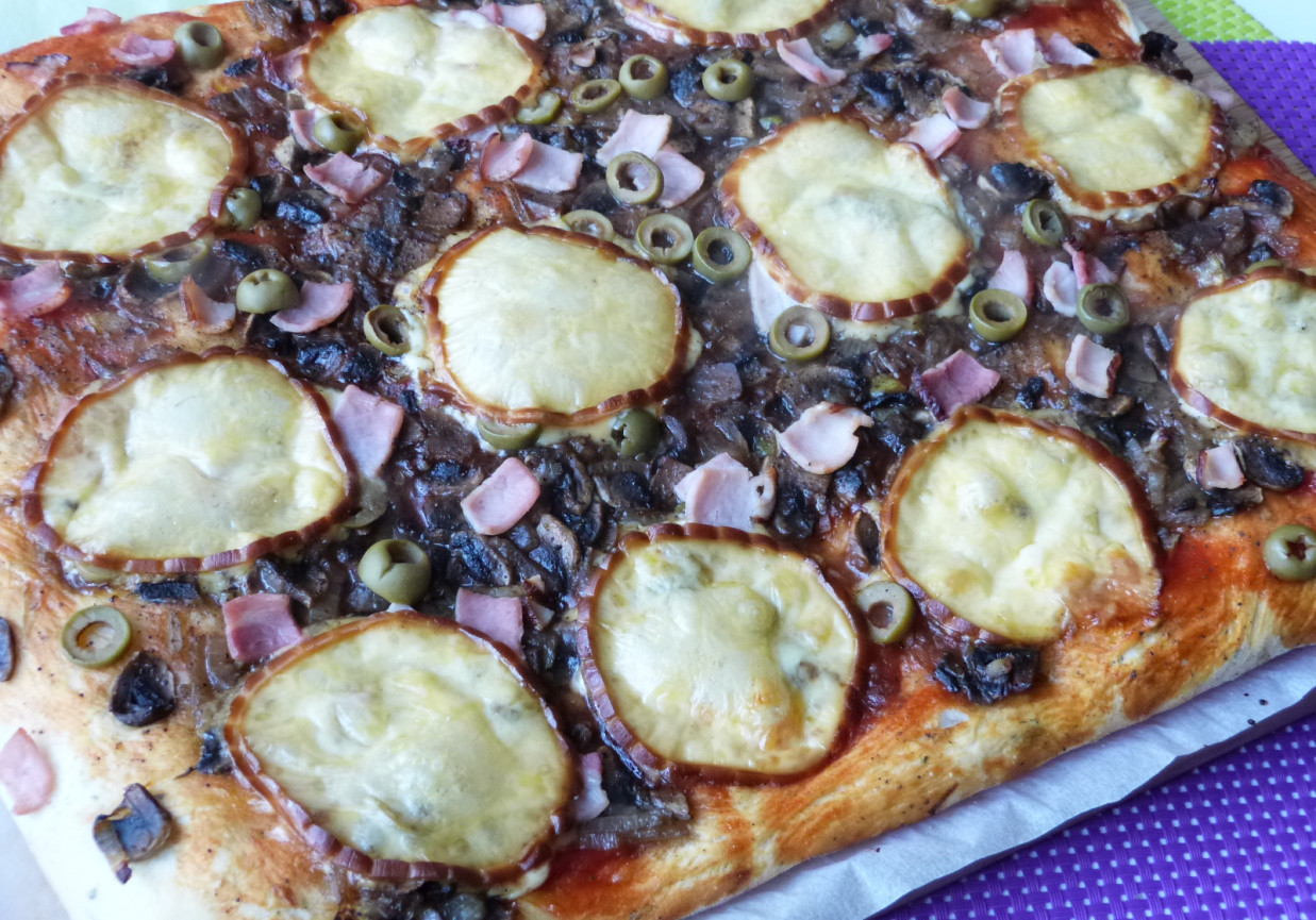 Pizza z bazylią i wędzonym serem  foto
