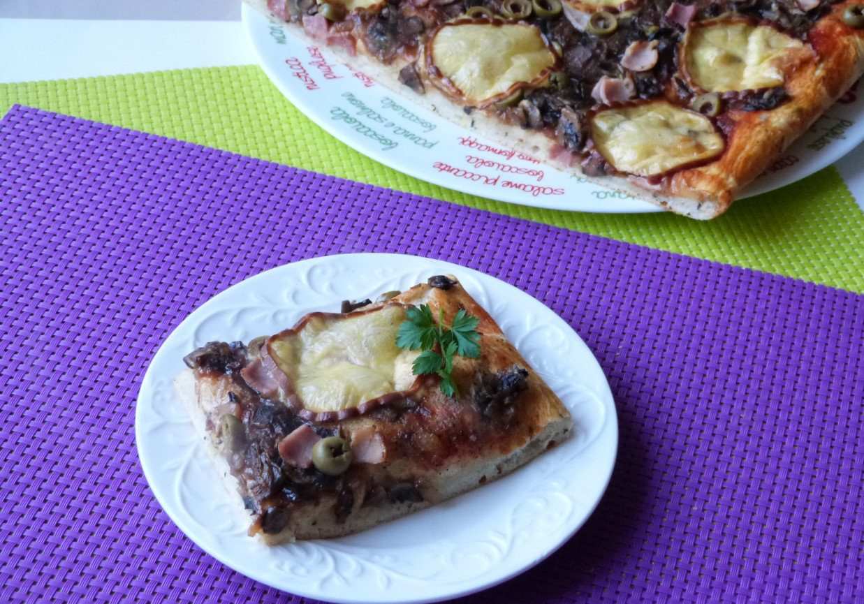 Pizza z bazylią i wędzonym serem  foto