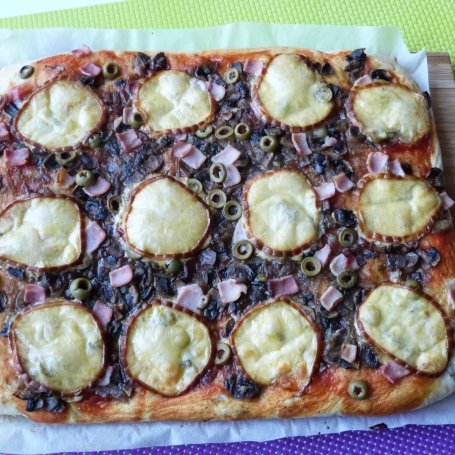 Krok 9 - Pizza z bazylią i wędzonym serem  foto