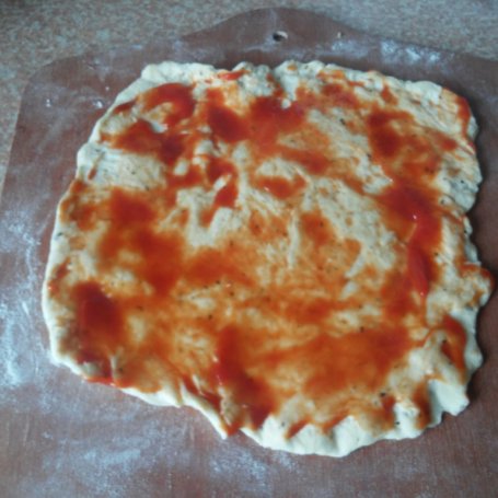 Krok 1 - Pizza z białą kiełbasą i papryką na 'oreganowym' spodzie  foto