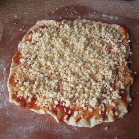 Krok 2 - Pizza z białą kiełbasą i papryką na 'oreganowym' spodzie  foto