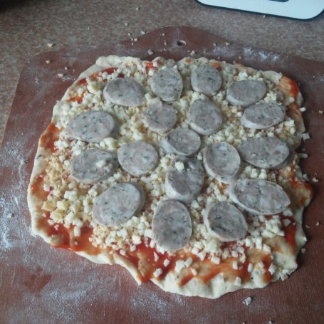 Krok 3 - Pizza z białą kiełbasą i papryką na 'oreganowym' spodzie  foto