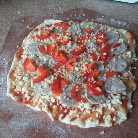 Krok 4 - Pizza z białą kiełbasą i papryką na 'oreganowym' spodzie  foto