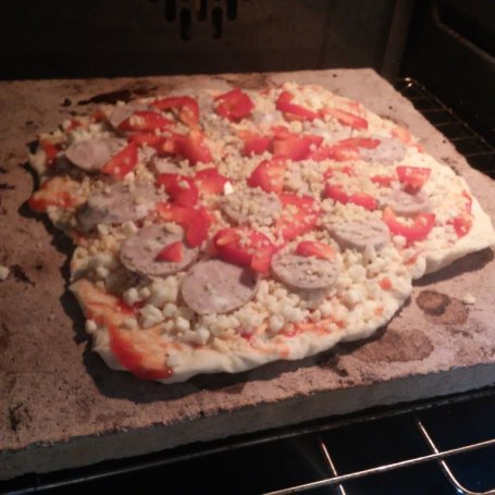 Krok 5 - Pizza z białą kiełbasą i papryką na 'oreganowym' spodzie  foto