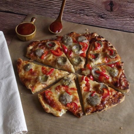 Krok 6 - Pizza z białą kiełbasą i papryką na 'oreganowym' spodzie  foto