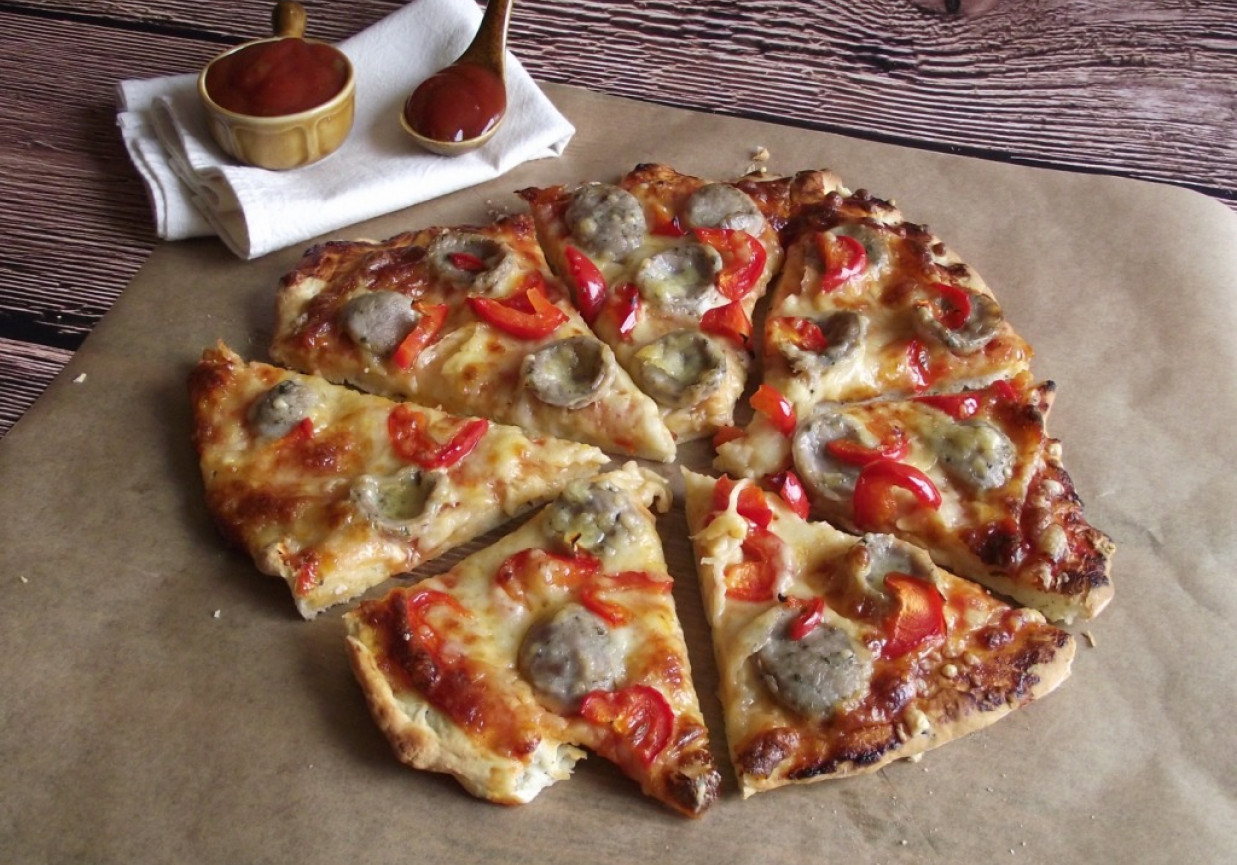 Pizza z białą kiełbasą i papryką na 'oreganowym' spodzie  foto