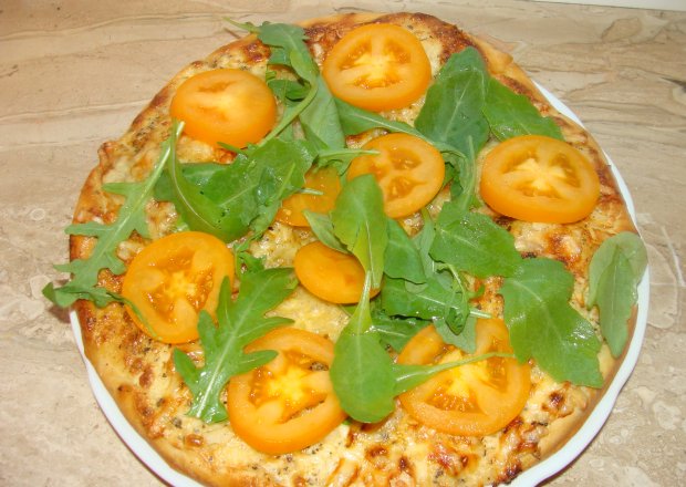 Fotografia przedstawiająca Pizza z białym sosem i pomidorami