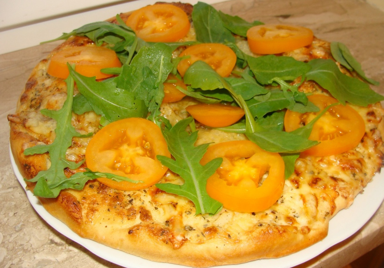 Pizza z białym sosem i pomidorami foto