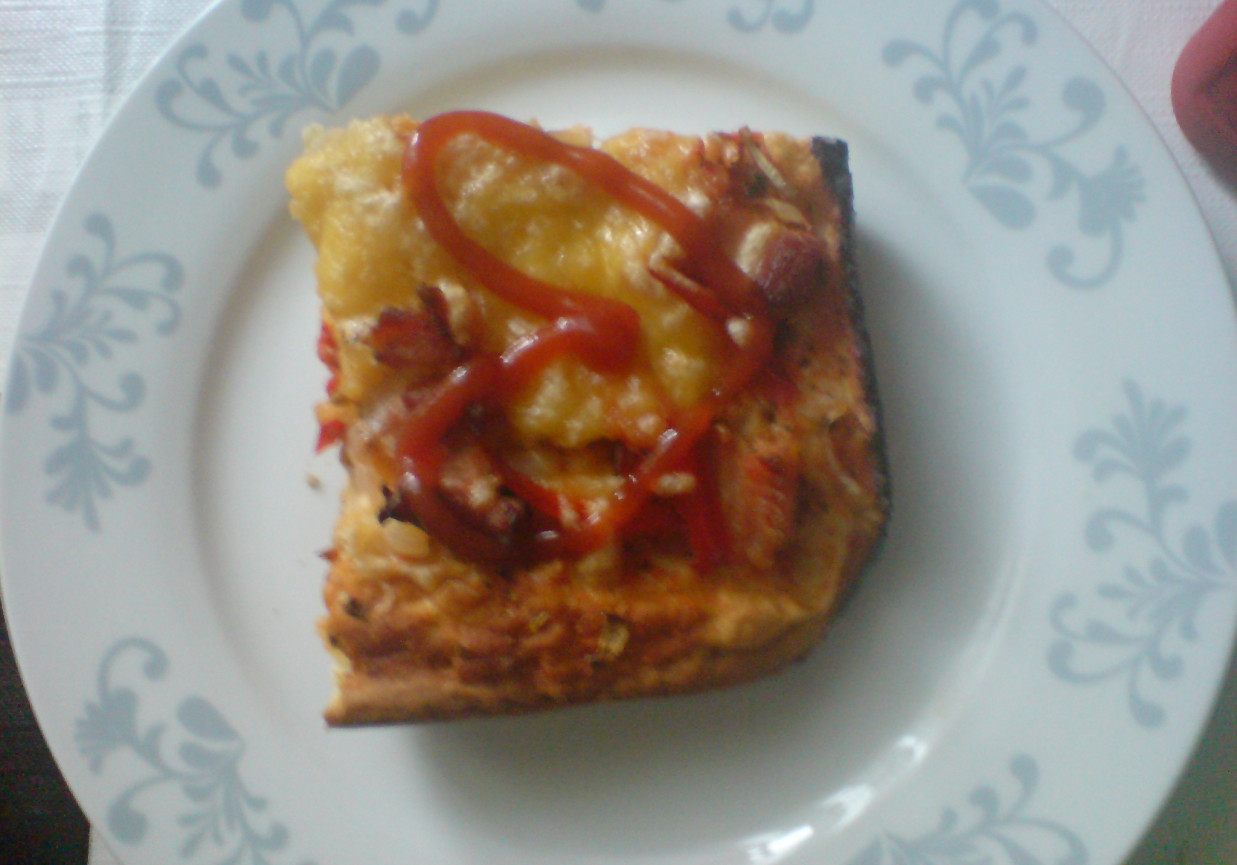 Pizza z boczkiem, cebulą, czerwoną papryką i serem foto