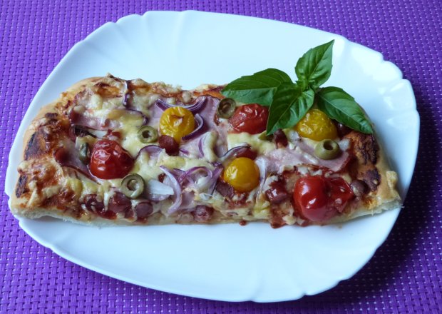 Fotografia przedstawiająca Pizza z boczkiem i oliwkami