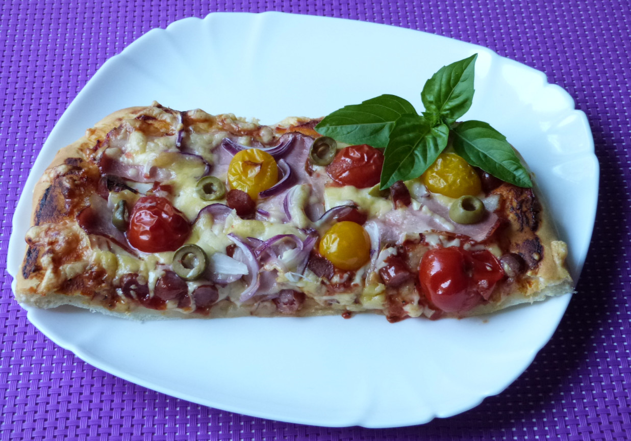 Pizza z boczkiem i oliwkami  foto