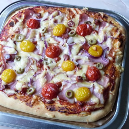 Krok 10 - Pizza z boczkiem i oliwkami  foto