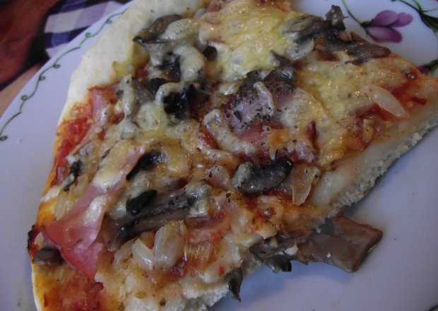 Fotografia przedstawiająca Pizza z boczkiem i pieczarkami