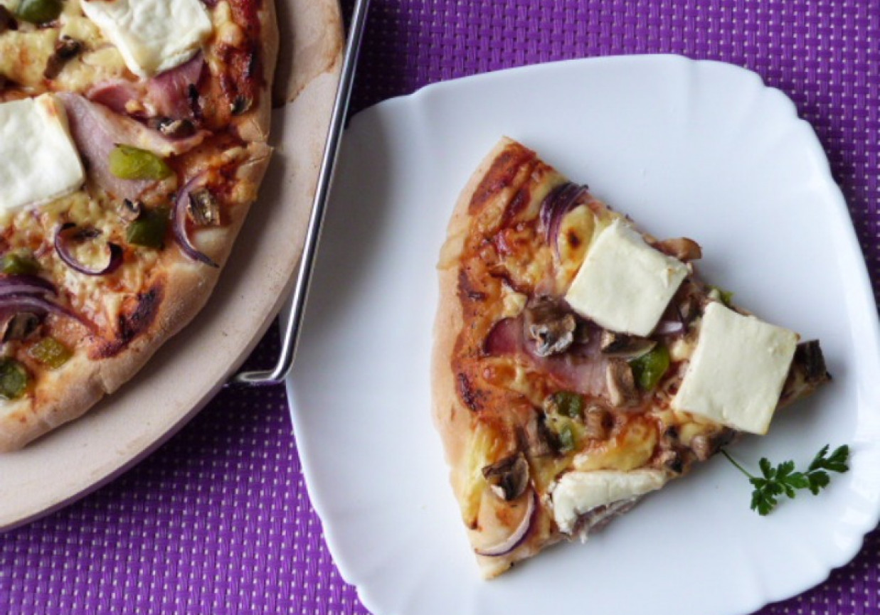 Pizza z boczkiem i serem feta  foto