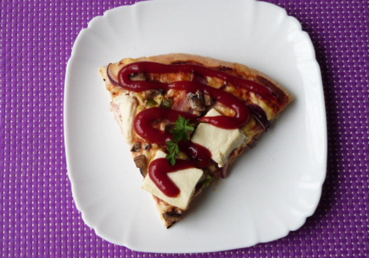 Pizza z boczkiem i serem feta  foto