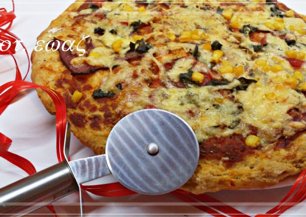 Fotografia przedstawiająca Pizza z boczkiem, pomidorem i serem