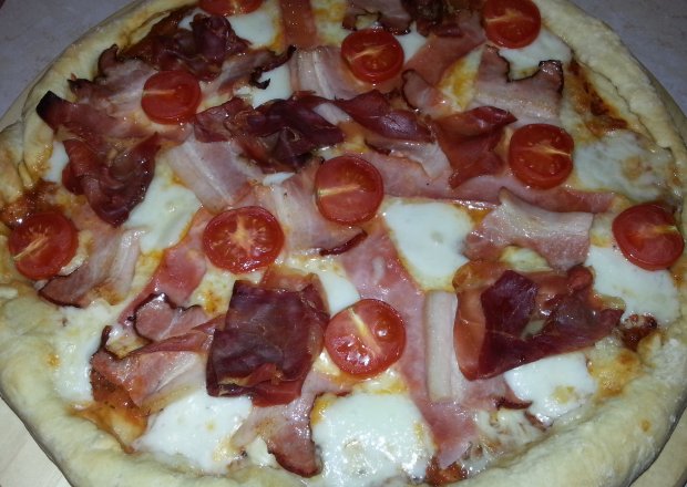 Fotografia przedstawiająca Pizza z boczkiem, włoską szynką i kozim serem
