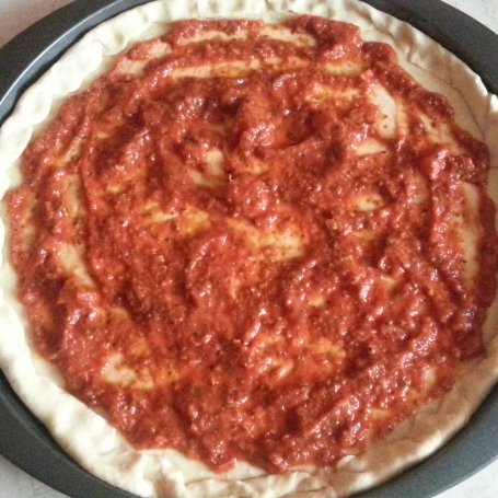 Krok 2 - Pizza z boczkiem, włoską szynką i kozim serem foto