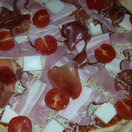 Krok 6 - Pizza z boczkiem, włoską szynką i kozim serem foto