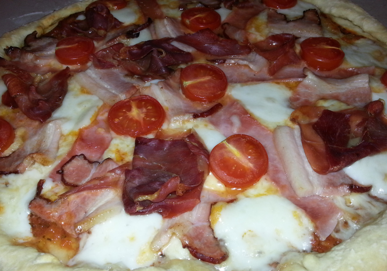 Pizza z boczkiem, włoską szynką i kozim serem foto