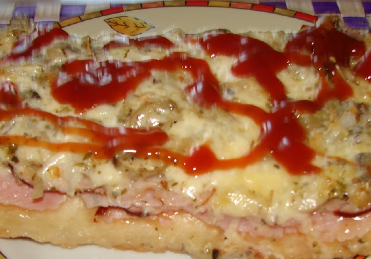 Pizza z boczkiem foto
