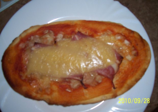 Fotografia przedstawiająca pizza z boczkiem