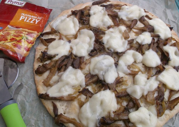 Fotografia przedstawiająca Pizza z boczniakami,cebulą i mozzarellą.