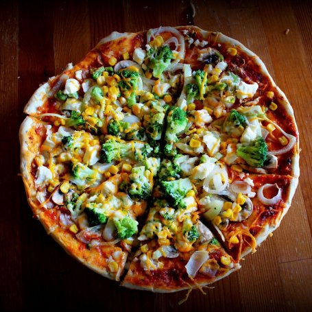 Krok 5 - Pizza z brokułami, fetą i kukurydzą foto