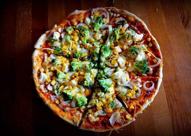 Fotografia przedstawiająca Pizza z brokułami, fetą i kukurydzą