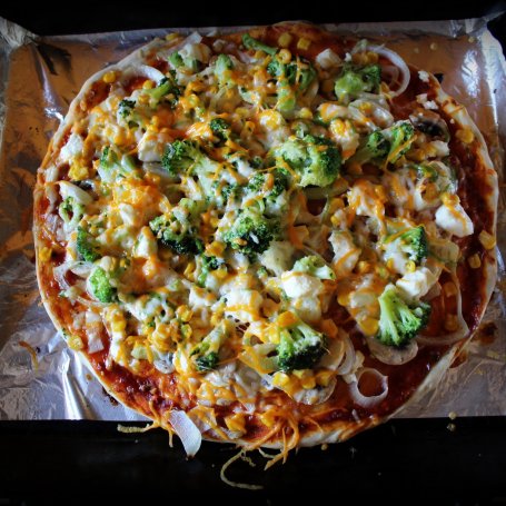 Krok 4 - Pizza z brokułami, fetą i kukurydzą foto