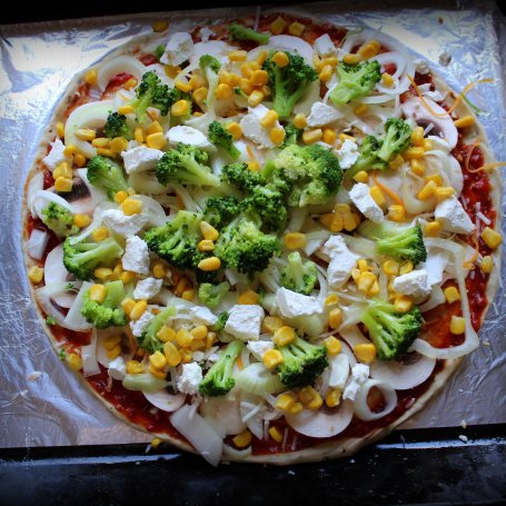 Krok 3 - Pizza z brokułami, fetą i kukurydzą foto