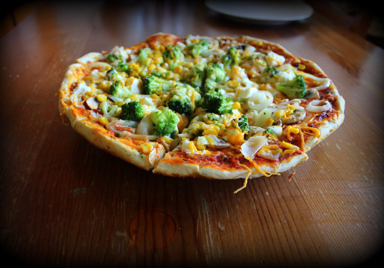 Pizza z brokułami, fetą i kukurydzą foto