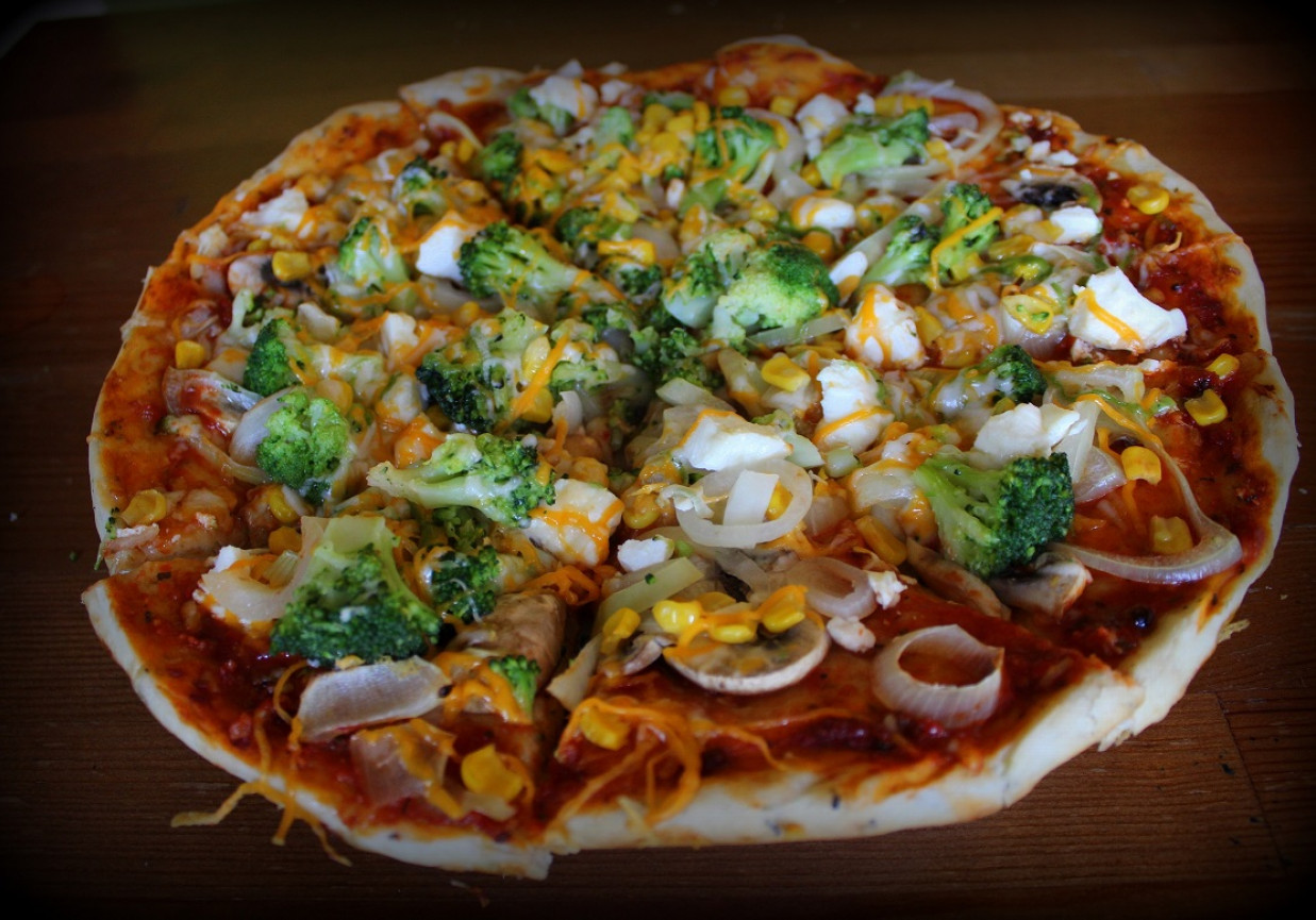 Pizza z brokułami, fetą i kukurydzą foto