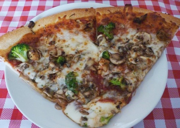 Fotografia przedstawiająca Pizza z brokułami i pieczarkami