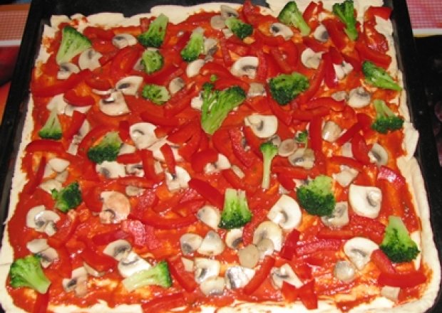 Fotografia przedstawiająca Pizza z brokulami i salami