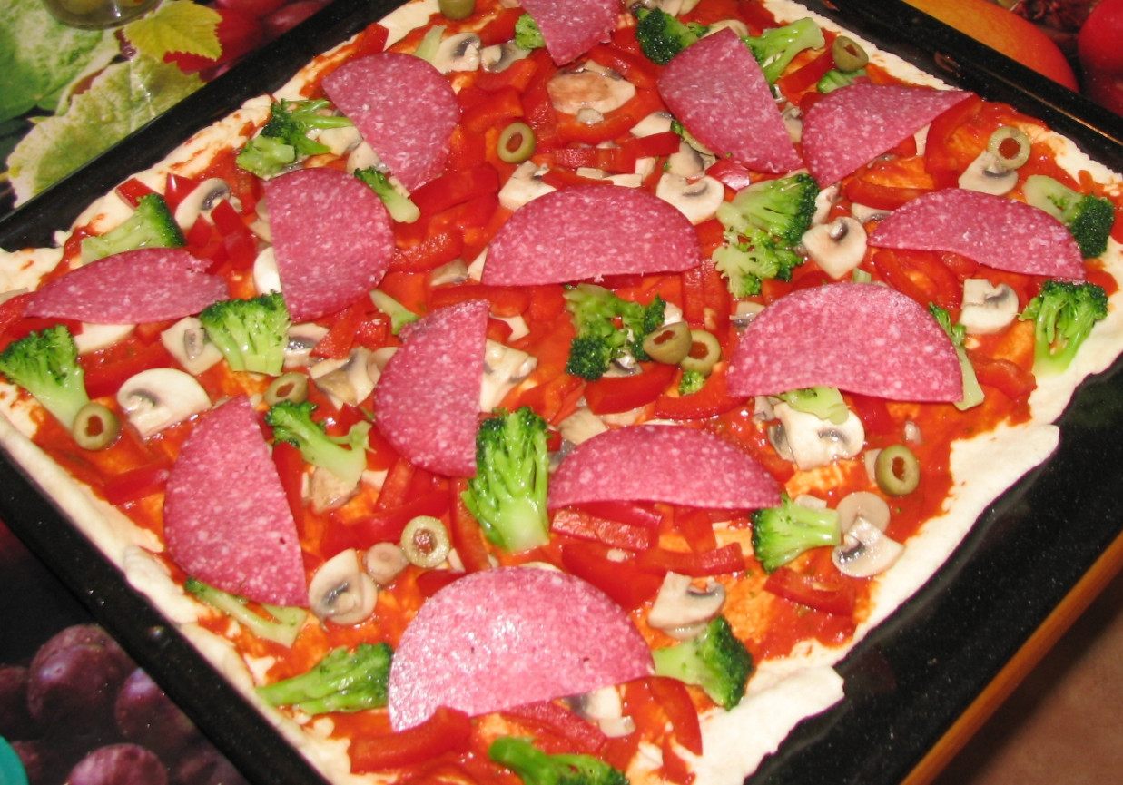 Pizza z brokulami i salami foto