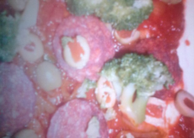 Fotografia przedstawiająca Pizza z brokułami, salami i oliwkami