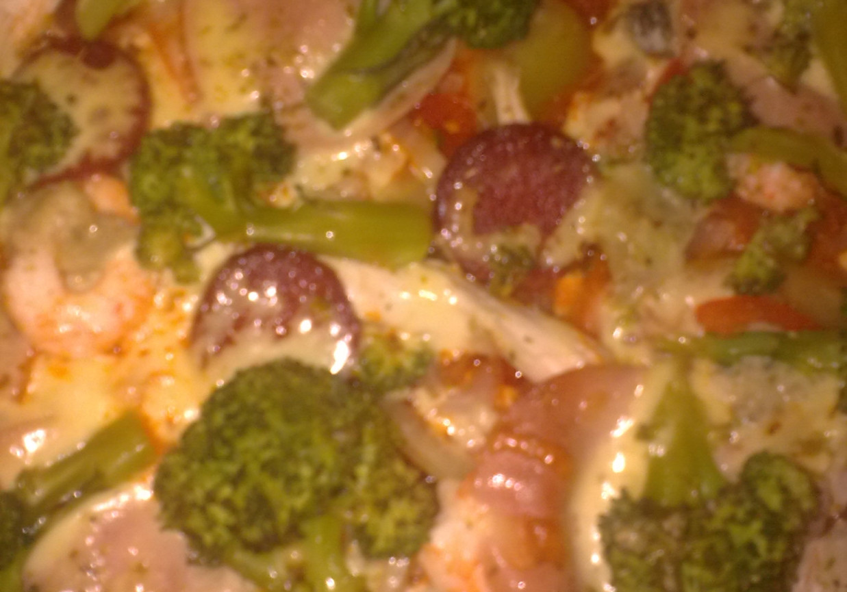 Pizza z brokułami, szynką i krewetkami foto