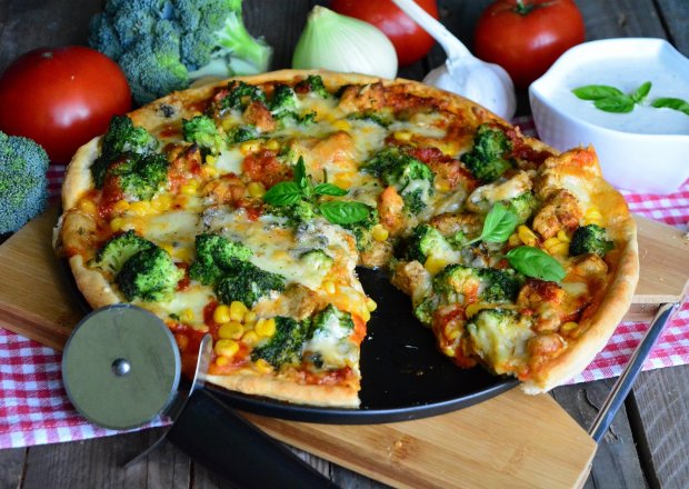 Fotografia przedstawiająca Pizza z brokułem i 4 serami