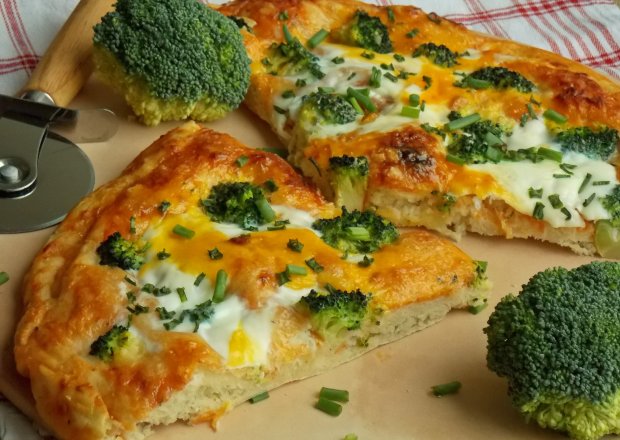 Fotografia przedstawiająca Pizza z brokułem i jajkami na cieście ziemniaczanym