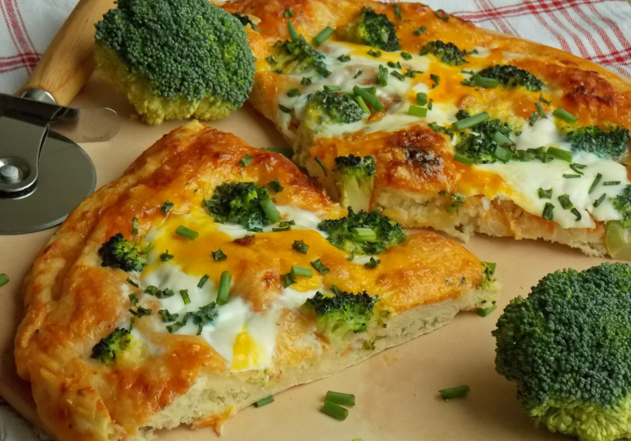Pizza z brokułem i jajkami na cieście ziemniaczanym foto