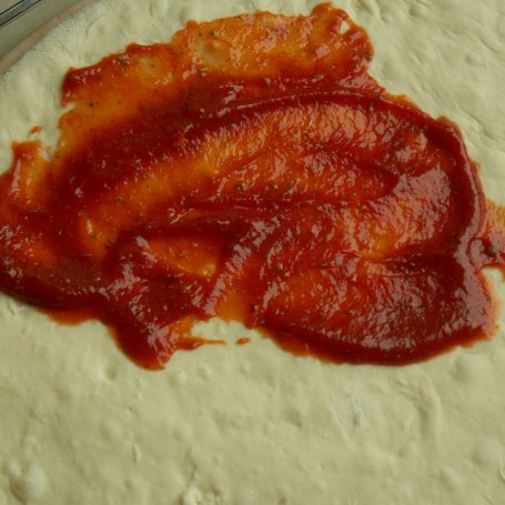 Krok 2 - Pizza z brokułem i jajkami na cieście ziemniaczanym foto