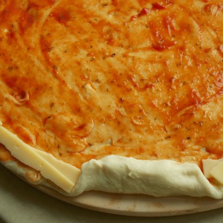 Krok 3 - Pizza z brokułem i jajkami na cieście ziemniaczanym foto