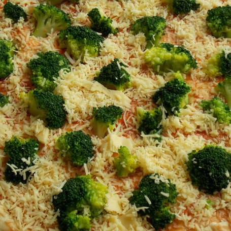 Krok 4 - Pizza z brokułem i jajkami na cieście ziemniaczanym foto