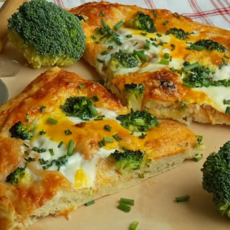 Krok 5 - Pizza z brokułem i jajkami na cieście ziemniaczanym foto