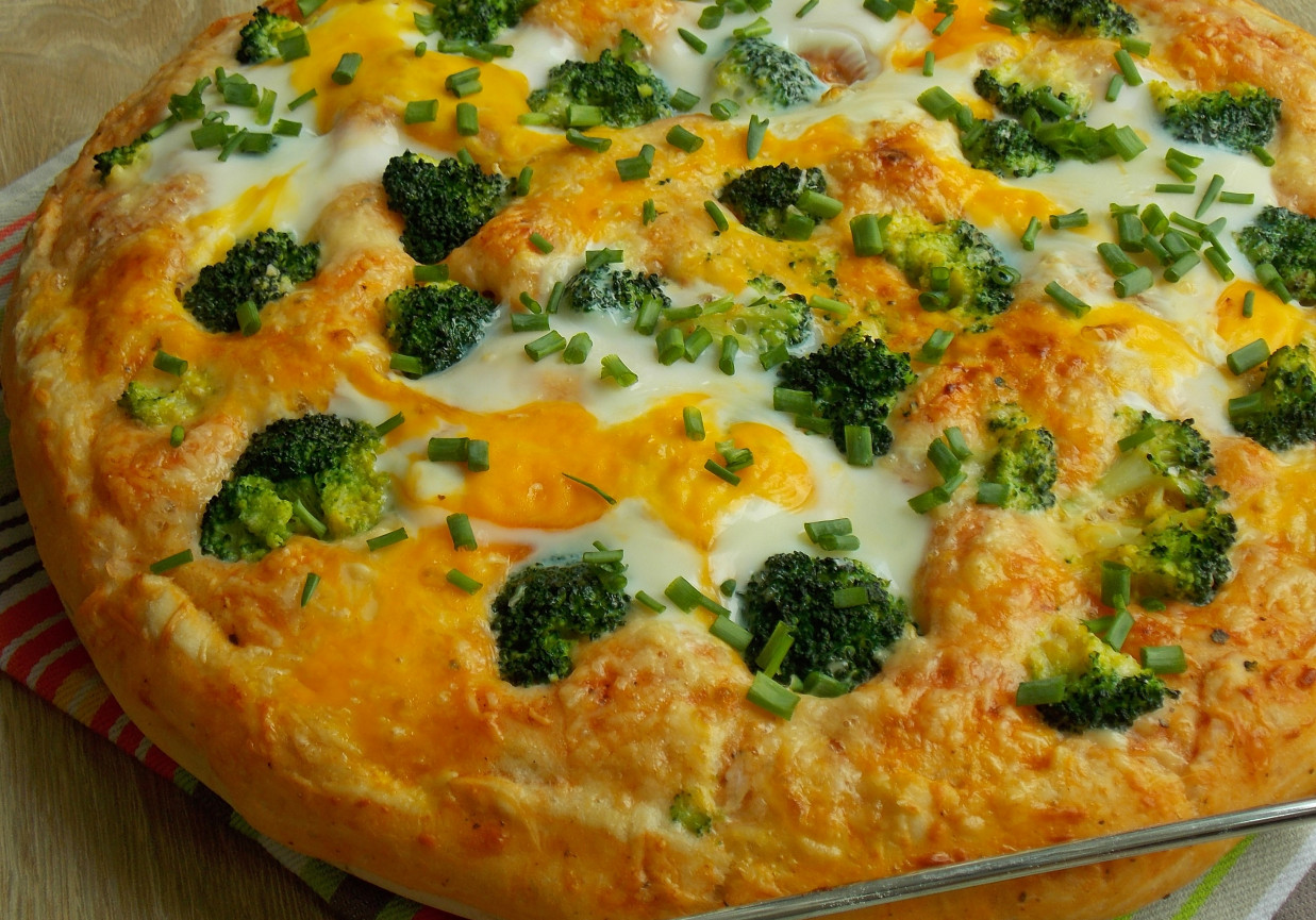 Pizza z brokułem i jajkami na cieście ziemniaczanym foto