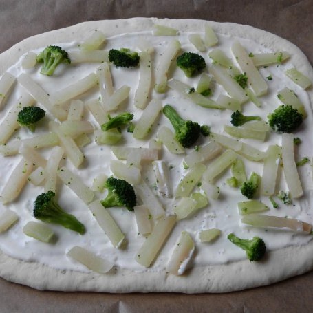 Krok 6 - Pizza z brokułem i kalarepą foto