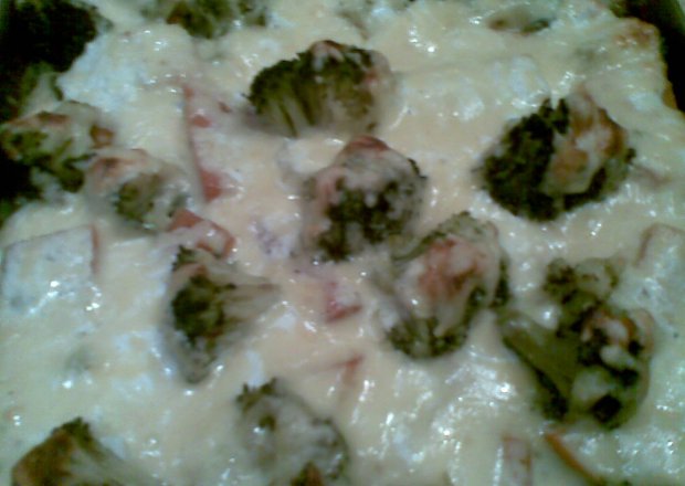 Fotografia przedstawiająca pizza z brokułem i warzywami