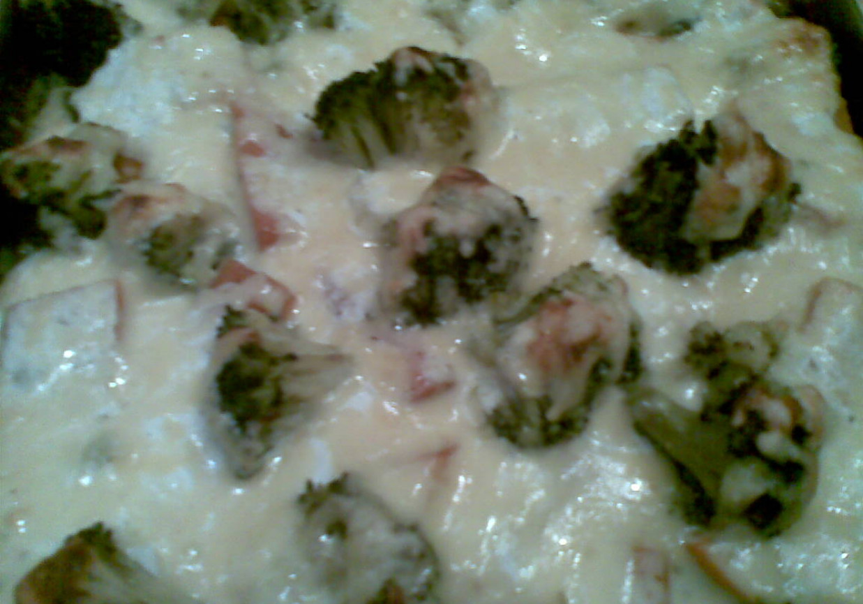 pizza z brokułem i warzywami foto