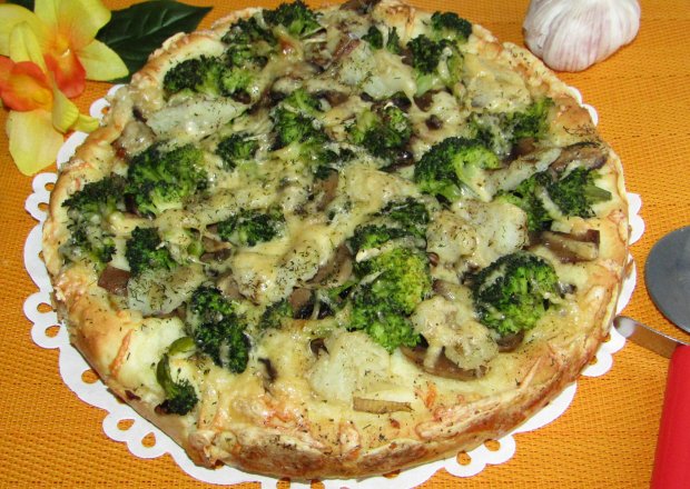 Fotografia przedstawiająca Pizza z brokułem, rybą, pieczarkami i koperkiem